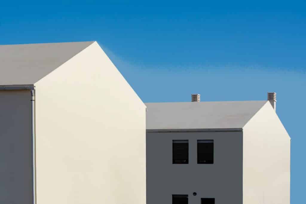 Vivienda vacía, exterior de una casa sin actividad visible
