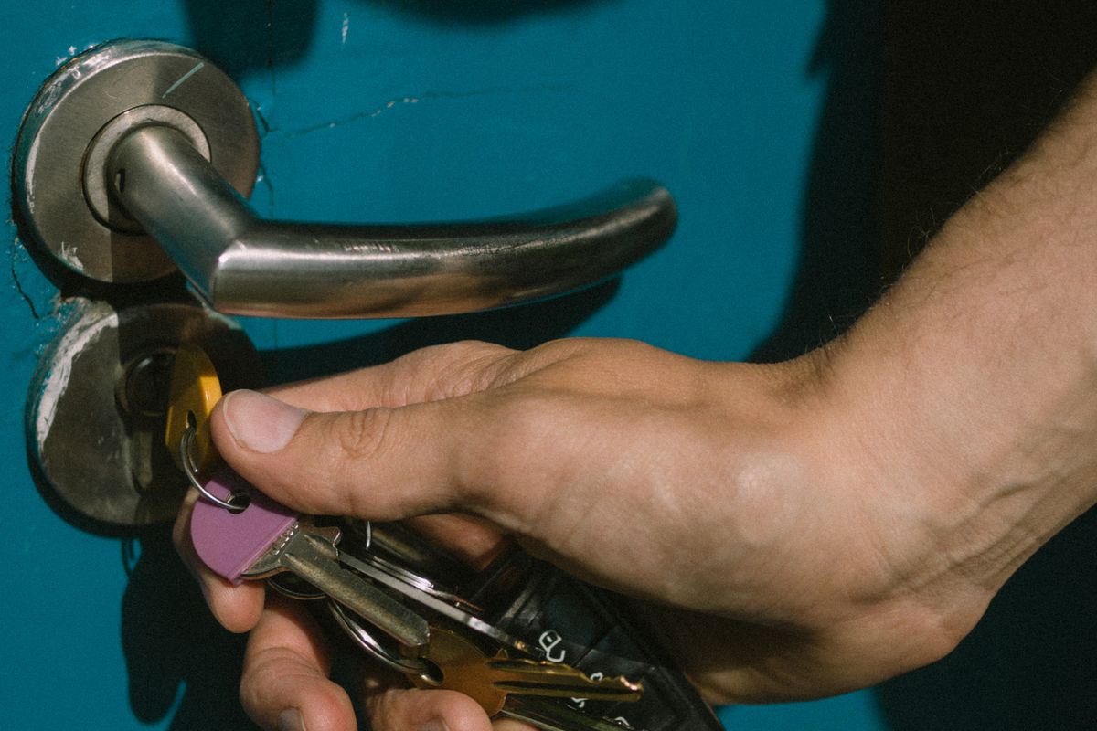 Cerradura y llave de una puerta, primer plano