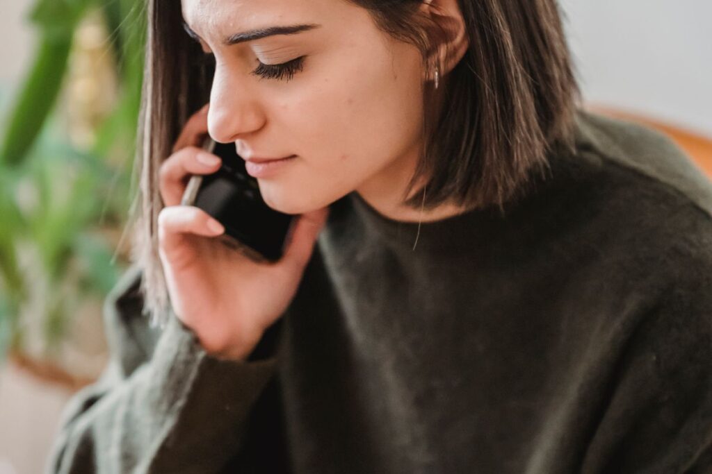 Persona llamando por teléfono ante una emergencia en casa