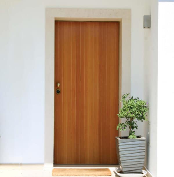 Puerta acorazada a medida con panel de roble en entrada de casa